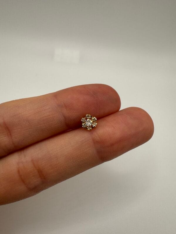 Flor chica con zirconia