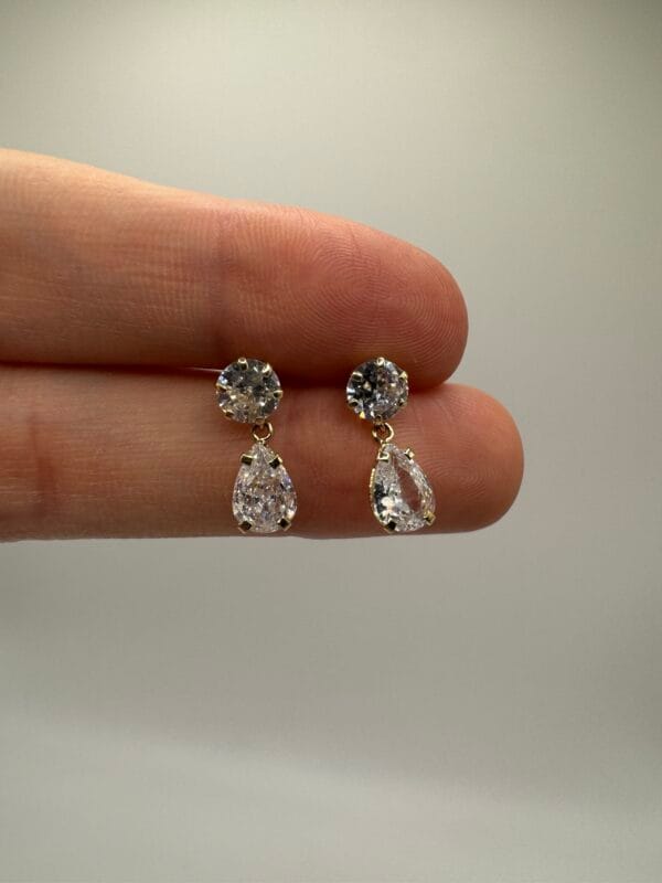 Aretes de gota colgante